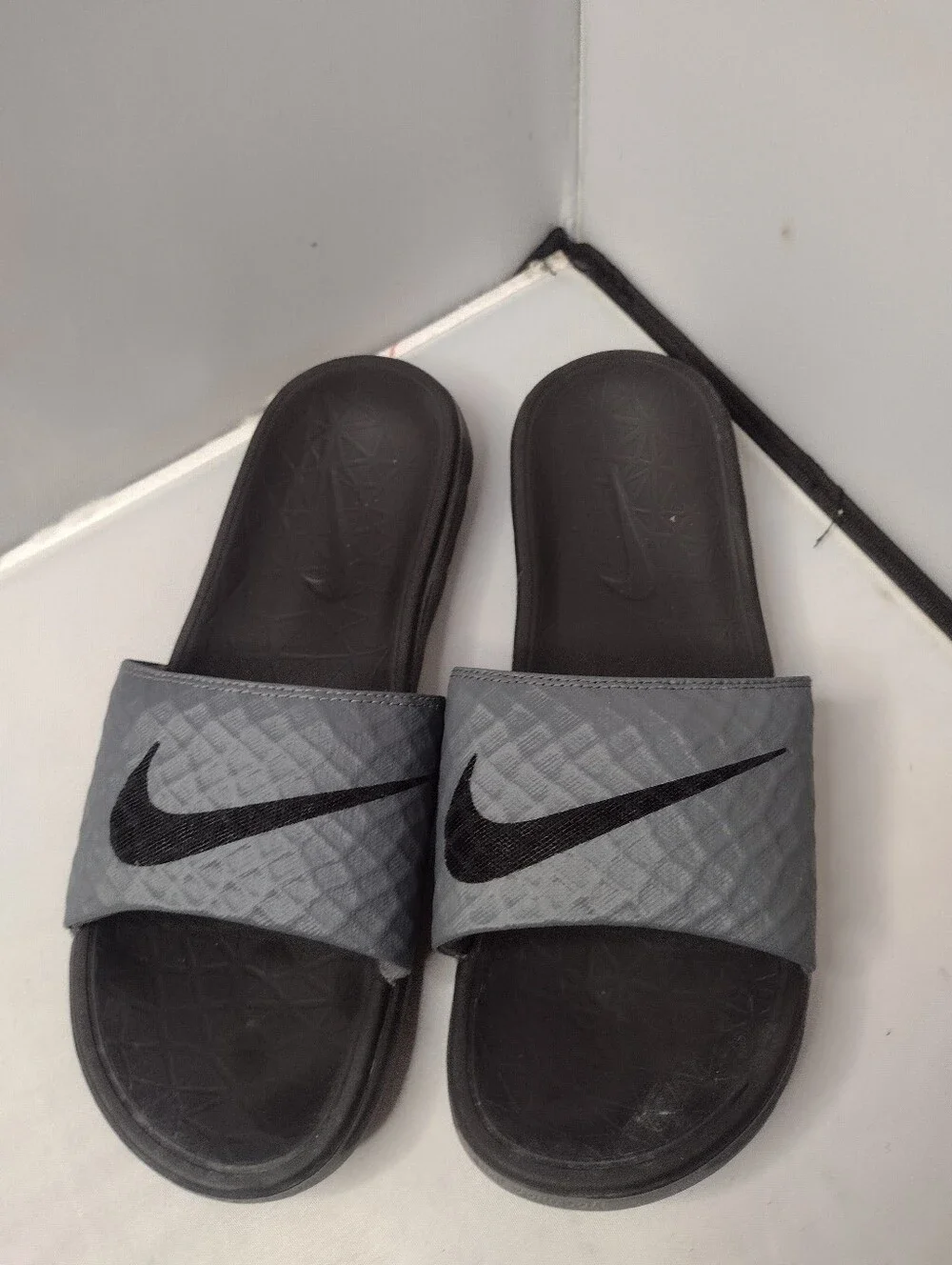 Nike Benassi Solarsoft 705474-090 Slides Sandals Grey Black Slip On Men's 11 HH